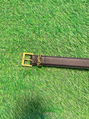 Svart skärp från Saint Laurent - Snyggt svart skärp från Saint Laurent med klassisk guldspänne och ikonisk YSL-logga i metall. Skärpet är smalt och stilrent, tillverkat i skinn som ger en lyxig känsla. Perfekt accessoar för att lyfta vilken outfit som helst.