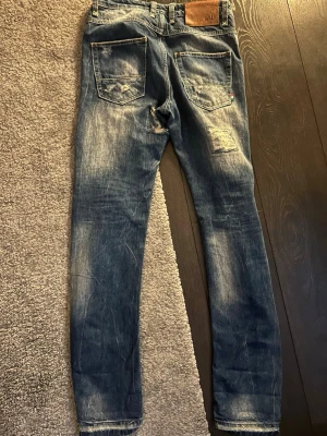 Jeans - Feta jeans i perfekt skick med skön fade och slitningar, svarar snabbt och kan ta bud!!!