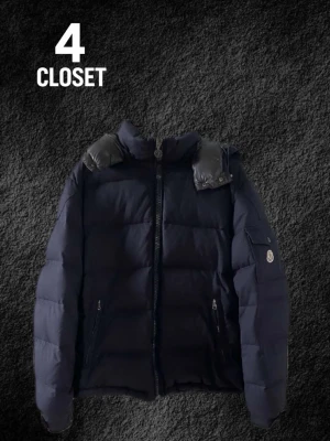 Moncler Montgenevre - Mörkblå moncler montgenevre i högsta kvalitet och bra skick, inga synliga defekter och otroligt varm och skön, priset på liknande ligger på 28.000 svenska kronor i NK stockholm, jag köpte den inte för så mycket men den har stigit i pris sen dess, kvitto finns inte, vill du ha flera bilder eller liknande är det bara att kontakta mig. Pris är inte fast då det inte helt är årstid för vinterjacka ännu. Storlek 4 motsvarar M/L