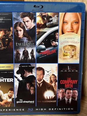 Blu-ray box med 8 filmer - Samlingsbox med 8 filmer på Blu-ray: Män som hatar kvinnor, Twilight, From Paris with Love, Letters to Juliet, The Fighter, The Good Shepherd, The Illusionist och The Company Men. Omslaget är blått och boxen innehåller filmer i olika genrer, alla med svensk text.
