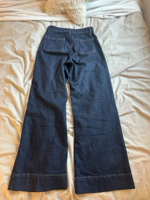 Mörkblå jeans💘 - Ett par vida mörkblå jeans från Hm i storlek 38💘byxan är använd ett fåtal gånger men inga bieffekter💘