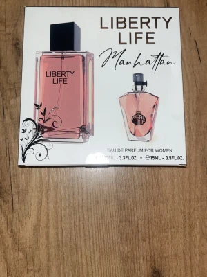 Liberty Life Manhattan parfymset - Parfymset för kvinnor från Liberty Life med doften Manhattan. Setet innehåller två flaskor, en större och en mindre, båda i elegant rosa glas med svarta detaljer och stilren design. Perfekt för dig som gillar fräscha och moderna dofter. Aldrig använt!😊