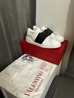 Valentino Garavani vita sneakers - Nu säljer jag mina snygga valentino opens som är i ett väldigt bra skick. När du köper skorna får du med original låda, extra snören, valentino kort och två dustbags. Jag säljer dom för 2699 men kan gå ner i pris vid en snabb affär. Hör av er vid frågor! 💫🤩