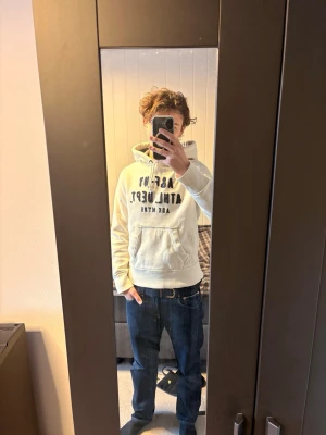 Abercrombie vit hoodie - Fet abercrombir hoodie i en vit färg. Riktigt skön och har en fin passform. Modell: muscle. Skriv för frågor✅
