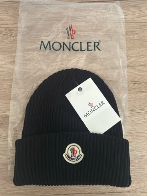 Moncler mössa - Moncler mössa uttagen ur förpackning, aldrig använd, skick 10/10! 