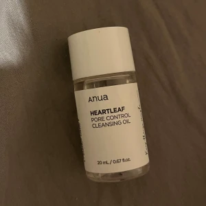 Anua Heartleaf Cleansing Oil 20ml - En liten flaska Anua Heartleaf Pore Control Cleansing Oil på 20 ml. Oljan kommer i en genomskinlig plastflaska med vit skruvkork och är perfekt för att ta bort smink och rengöra porerna. Passar dig som vill ha en mild och effektiv rengöring.