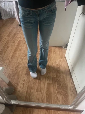 Low waist bootcut jeans - Supersnygga lågmidjade jeans i en lite äldre modell från only😻 de är uppsydda och passar perfekt till mig som är ca 160 cm💕 de är lite smått slitna på vissa ställen men är fortfarande superfina🥰 Midjemått rakt över:35 cm  Innerbenslängd: 72 cm