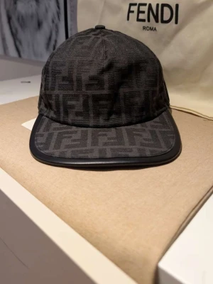 Fendi keps  - Helt ny svart fendi keps, storlek S-L, dustbag samt tags medföljer, perfekt keps som passar alla stilar 