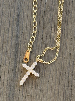 Silver halsband med kors - Korset är dekorerat med små stenar men är helt i silver 925 , förgyllt med guld. Smycket bleknar inte, orsakar inga allergiska reaktioner och har ett väldigt fint lyster.