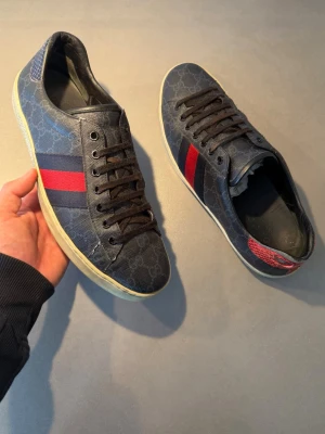 Gucci Skor - ‼️VI TAR INGA BYTEN‼️ Gucci ”Ace” Sneakers | Skick: 6/10 | Storlek UK 9 motsvarar 44-45 EU  | Tillkommer kort vid köp! | Frakt sker inom 24 timmar efter köp 📦💨 | Hör av dig vid minsta fråga eller fundering 💭