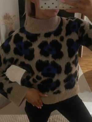 Stickad leopardmönstrad tröja - Super fin stickad från Ginatricot! Storlek xs💙 Packad och redo att skickas omgående 