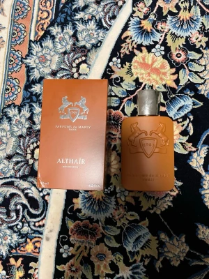 Parfums de Marly Althaïr EdP 125ml - Exklusiv parfym från Parfums de Marly, Althaïr, i en snygg mattbrun flaska med silverfärgad kork. Flaskan rymmer 125 ml och har märkets klassiska emblem ingraverat. Kommer i matchande brun kartong. Perfekt för dig som gillar lyxiga dofter.