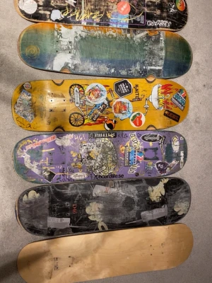 OBS Bräda o grip som inte har kommit me i bilden!  - Säljer då massa skateboardgrejer som inte används längre. Det är brädor som e Popis, vissa är lite söndriga men funkar att köra på och vissa är det inga problem på. Det är truckar till vissa av brädorna och riktigt bra sick på dem. Det är riktigt bra hjul, Spitfire och massa andra, och massa kullager också. Kullagerna fick inte vara med på bilderna, men det är bara att skriva så får du se dem. Allt funkar jättebra. Det finns brädor, hjul, kullager och gripp som inte är rörda ens. Slå en pling.