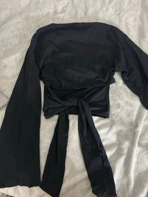 Svart knyt tröja från lager 156 - Svart fin knyt tröja från lager 157. Aldrig använd. Liknar den trendiga knyt tröjan från Nelly. 