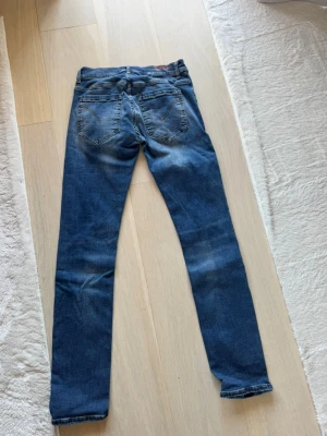 Dondup jeans - Säljer dessa as fräcka dondup jeans i nyskick! Storlek: 30! Modellen heter George & jeansen är köpta på United Fashion! Nypris: 4200kr