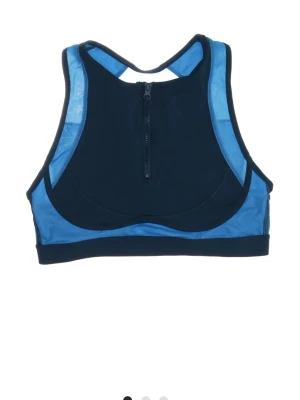 Blå sport-bh med dragkedja fram - Sport-bh i mörkblått och ljusblått med dragkedja framtill och meshdetaljer på ryggen. Bh:n har brottarrygg och bred resår nedtill för extra stöd. Perfekt för träning och aktiviteter där du vill ha bra support.