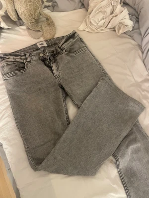 Jeans - Säljer dessa då dom blivit för stora, har sytt upp dom lite och dom passar mig som är 163 cm