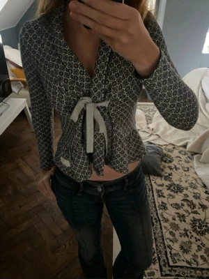 Omlottkofta Odd Molly - Säljer 2 stycken söta omlottkoftor från Odd Molly med grafiskt mönster och knytband i midjan. Koftorna har v-ringning, långa ärmar och en feminin passform som framhäver midjan. Perfekt att styla med jeans eller kjol. Storlek ”0” i amerikanska storlekar men motsvarar xs ungefär skulle jag säga! 200kr styck, 300kr för båda!