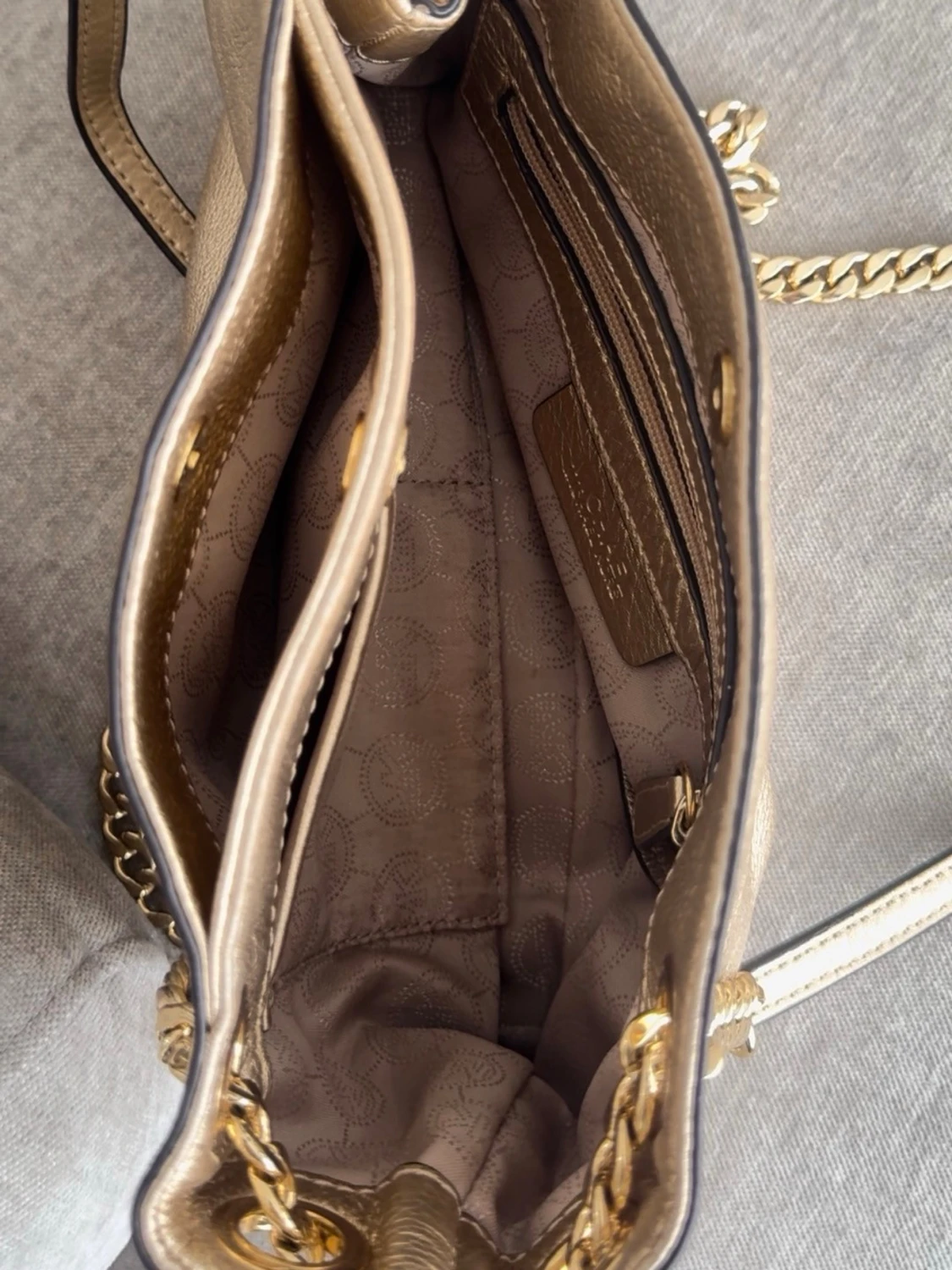 Guldig handväska från Michael Kors - 2