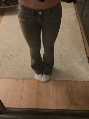 Gråa only jeans  - Gråa jeans från only som tyvärr är för korta för mig. Jag är 160cm. De är knappt använda så jättefint skick. Storlek XS/30. Skulle säga att de är mid/lowwaist. Väldigt sköna och lite stretchiga material. Modellen är flare. Säljer likadana fast mörkblåa inne på min plick😍