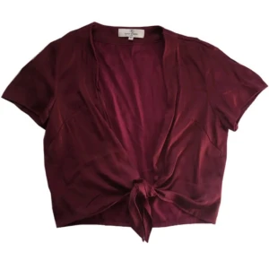 Satin crop-top/ knytblus/ croppad topp, y2k/ cyber/ alt/ 2000tal/ 00s - Vinröd knytblus, lik den Rue hade i Euphoria!