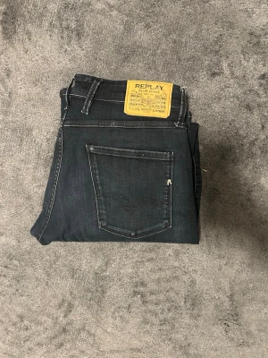 Mörkblå replay anbass jeans herr - Väldigt snygga replay jeans i modellen anbass, väldigt sköna och bra jeans till ett väldigt bra pris. Storleken är W32 L32