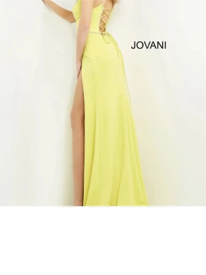 Bal klänning  - Säljer min jätte vackra klänning från jovani. Använd endast en kväll.  Ny pris ca 6000kr,  Klänningen är i storlek xs men psssar även en liten S,då den går att knyta och justera i ryggen.   Ej kemtvlttaf lite fläckar på tyget lägst ner. Går ev att kemtvätta.  Där av priset 