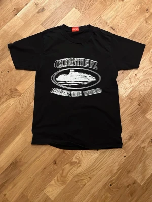 Svart Cortiez t-shirt med tryck - Cool svart t-shirt från Cortiez med stort vitt tryck på bröstet där det står 'Cortiez Rules The World' och en grafisk illustration. Är lite mindre i passform. Pris kan diskuteras😁