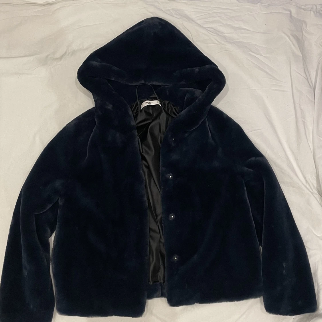 Mörkblå fakepälsjacka från mango!