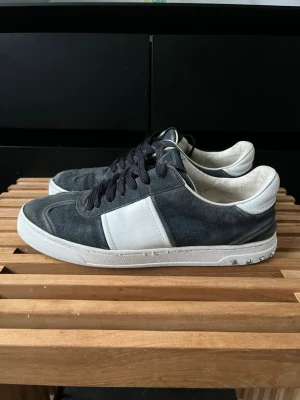 Valentino flycrew  - Tjena, säljer nu dessa riktigt snygga och populära valentino flycrewsen i den populära färgen navy, de är uppfixade, sulan hade släppt från sidorna men de har lämnats in hos skomakare och är nu fixat med lim+ en ny sömm runt hela skon, de är också repaintade som gör att de ser vitare och fräschare ut, mockan är ganska smutsig som syns på bilderna, alla nitar är kvar varav 8 är replacment nitar, finns heeldrag, endast skorna ingår, hör av er vid frågor och funderingar🙌🤝 