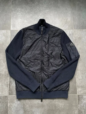 J.lindberg cardigan  - Tjena, säljer nu denna riktigt snygga och populära cardiganen i mycket bra skick, inga skador förutom lite nopprig bakom ena armen (syns på en av bilderna), hör av er vid frågor och funderingar🙌🤝 