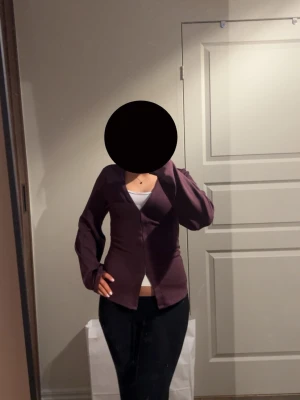 Vinröd kofta - Säljer min vinröda kofta med v-ringning. Koftan är från Nelly och är aldrig använd. Koftan är figur sydd och har en bra passform❤️