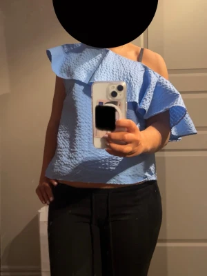 One-shoulder topp - Säljer min one-shoulder topp från Lindex. Den är endast använd ett fåtal gånger och har inga tecken på användning.❤️