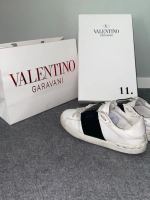Valentino skor  - Tja, säljer nu mina Valentino skor som inte passar mig i storleken längre. Skorna är i bra skick och inga tecken på slit. Tveka inte att ställa frågor!