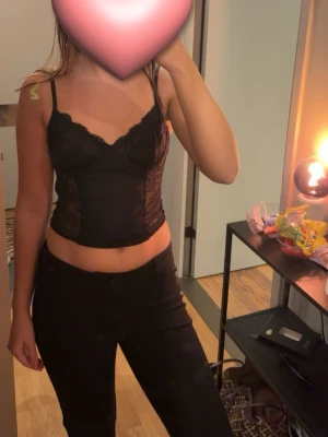 Svart spetsig korsettopp - Fest topp från nakd helt ny!!! 75B i storlek 