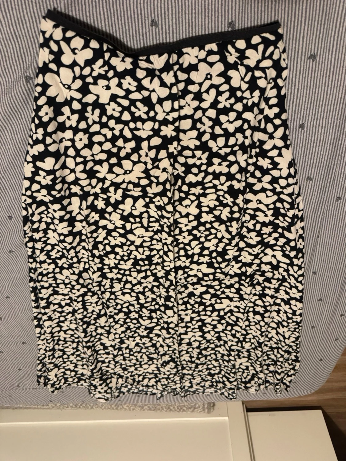 Svartvit blommig långkjol