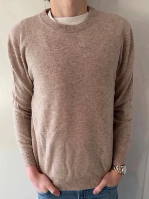 Bengtson’s 100% Merinoull Sand Sweater - Bengtson’s Merino | Helt Ny | Sand | 100% Merinoull | Handsydda Tvättlappar | Slim/Regular Fit | Storlek S | Modellen är 178 | Hör gärna av dig om du har någon fundering!