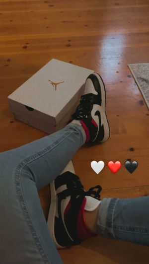 Nike Jordan - Säljer mina Nike Jordans 1 Mid då dem inte passar mig längre . Obs! Nypris 1499:- på rea✨ Billigare vid snabb affär 💸