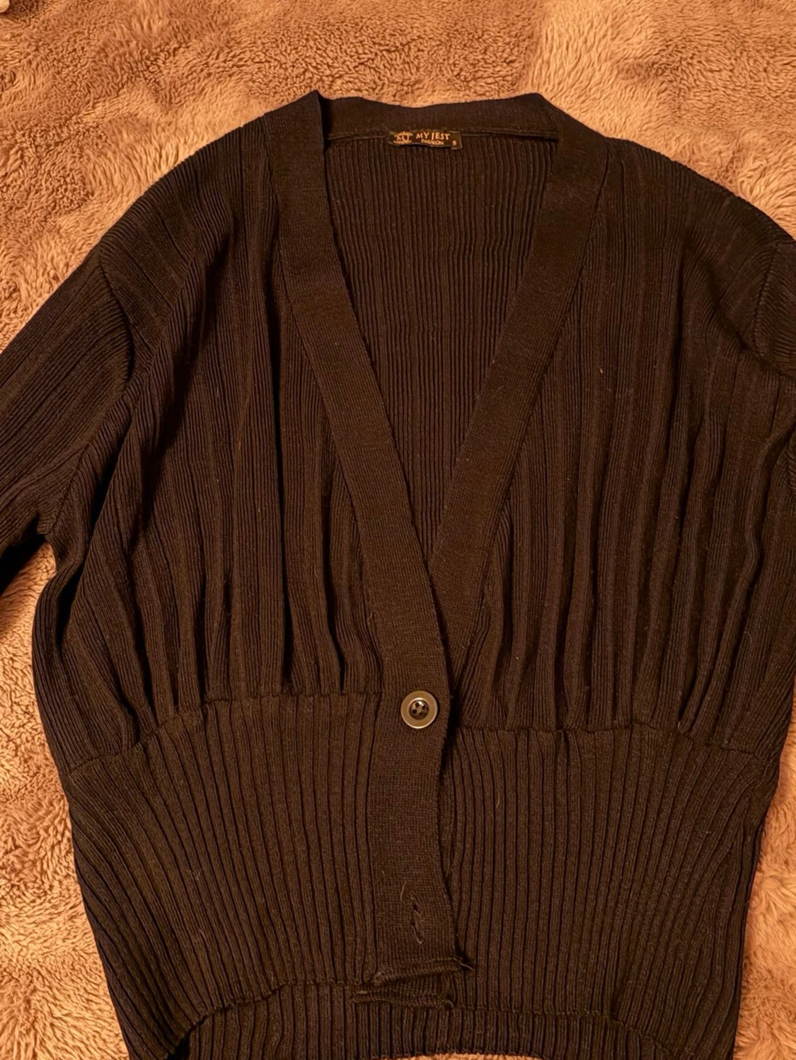 Svart ribbad kofta från Sisters Point