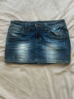 Vintage lågmidjad jeanskjol - Snygg lågmidjad jeanskjol i vintage 💕 Midjemått: 36cm Öppen för bud - säg till om du har några frågor :D  Se min profil för fler jeanskjolar 💕