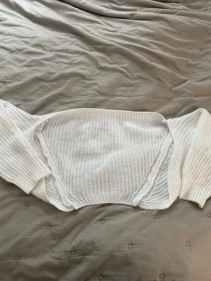 Vit kofta - En Fin vit kofta man kan ha på sig över sin tröja, Storlek S, köpt ifrån shien❤️