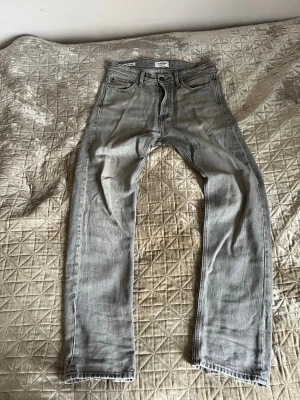 Ljusgrå Jack & Jones jeans   - Säljer ett par ljusgrå jeans från jack & Jones med rak passform. Dom har tappat lite av sin färg men utöver de så har dom inga defekter överhuvudtaget. W28 L32