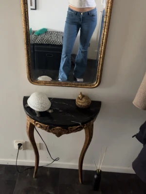 Blå bootcut jeans - Säljer ett par klassiska blå bootcut jeans med hög midja och femficksmodell. Jeansen har en snygg tvätt och raka ben som slutar i en lätt utsvängning. Perfekta till en avslappnad look och passar till det mesta. Materialet är denim i bomull. Har lite slitningar som syns på sista bilden💕