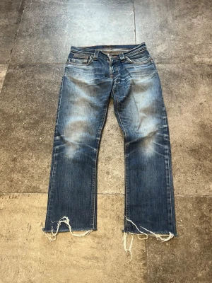 Vintage Nudie Jeans - Straight Fit - tjäääna! nu säljer jag dessa sjukt feta nudiesen i strlk 29/32 (sitter 29/30)🫡 De har en helt otrolig wash och är i modellen slim jim vilket är en straight flare modell!😉 tveka inte på att skriva ifall du har frågor🏹