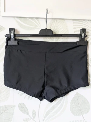 Tankini / Bikinitrosa Storlek S-M - - Storlek M men passar mer en S eller mindre M..  - Oanvänt.  - Minns ej vart denna köptes.  - Jag kan ha missat någon miniskavank men jag har försökt att granska så gott det går.
