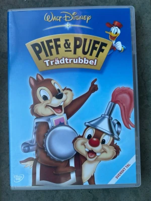 Piff & puff: trädtrubbel dvd  - Innehåller 8 skojiga episoder. Textad på svenska, finska, danska, norska, engelska, estniska. Ljud: Dolby Digital 2.0. Speltid 52 minuter. Produktionsår 2004.  Finns på språk: Svenska, Finska, Danska, Norska, Engelska   OBS!! skivorna är begagnade så det kan förekomma repor/hairlines på skivorna, men då jag kollar igenom alla filmer jag säljer garanterar jag att alla funkar felfritt om inget annat står! :)
