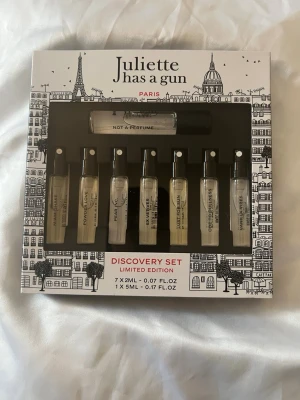 Juliette Has a Gun Discovery Set - Ett Discovery set från juliette has a gun. Alla är endast testade. Innehåller:  not a perfume 5ml powder love 2ml Miami shake 2ml pear inc. 2ml Ex vetiver 2ml Lust for sun 2ml Ode to dullness 2ml Vanilla vibes 2ml