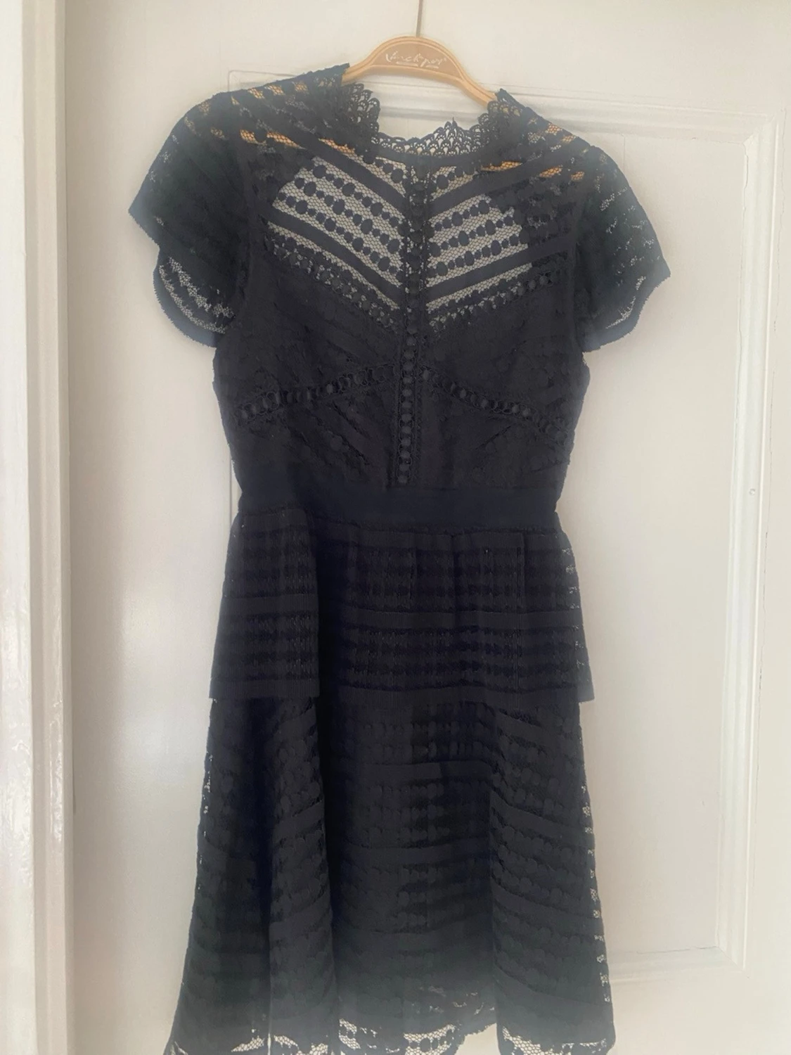 Svart spetsklänning med kort ärm