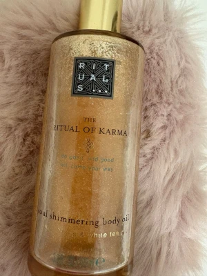 Rituals The Ritual of Karma Body Oil - Öppnad. 70 ml kvar.Lyxig kroppsolja från Rituals, The Ritual of Karma, med skimrande effekt. . Innehåller lotusblomma och vit te, perfekt för att ge huden glow.