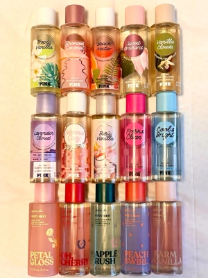 Victoria's Secret PINK Body Mists paket 12 st - Samling av Victoria's Secret PINK body mists i olika dofter: Tropic Vanilla, Bronzed Coconut, Sweet Orchard, Vanilla Clouds, Warm & Cozy Sugared, Basic Vanilla, Fresh & Clean, Cool & Bright, Oh Cherry, Apple Rush, Peach Swirl och Warm Vanilla. Alla flaskor är mellan 80-95 % fulla. Säljes som paket för angivet pris eller separat. Välkommen att kontakta mig i sådana fall 🩷OBS! Beach Nectar, Lavender Cloud och Petal Gloss är sålda!
